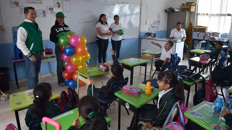 Ernesto Lugo Ledesma director del Tecnológico de Celaya visitó a los alumnos de esta institución educativa.